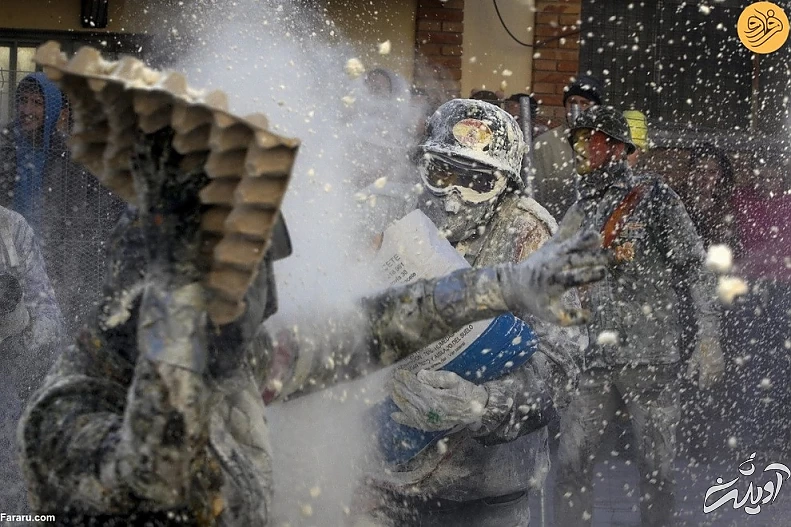 (ویدئو) جشنوارهای عجیب با پرتاب ۱۰ هزار تخم مرغ و ۶۰۰ کیلو آرد